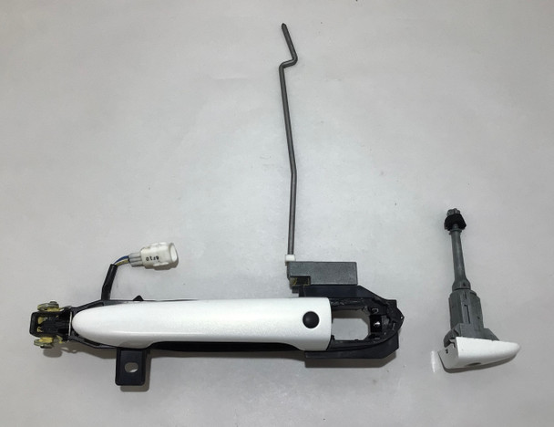 2017-2020 Fiat 124 Spider Driver Exterior Door Handle w/ Keyless Entry / Arctic White FD016