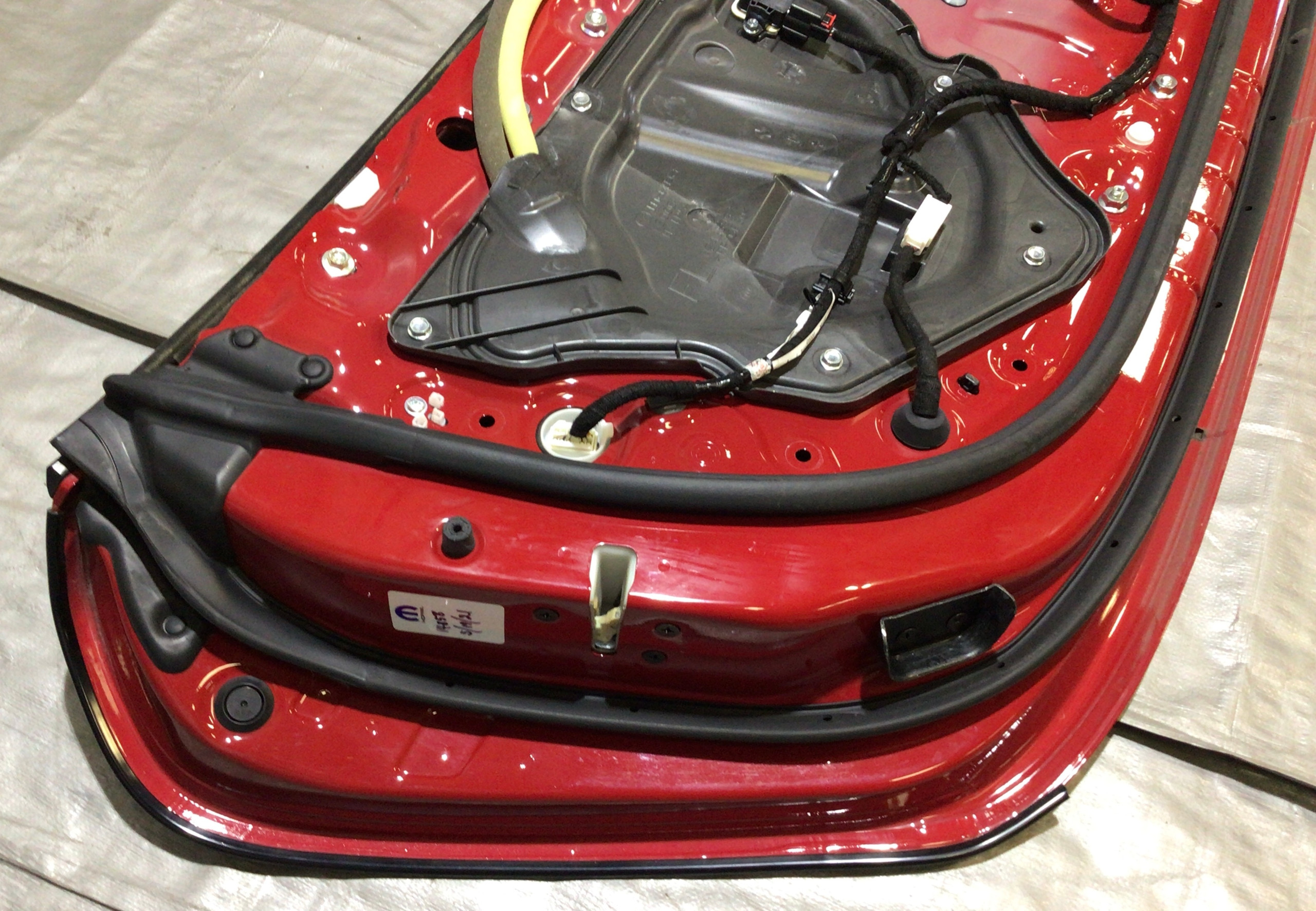 2017-2020 Fiat 124 Spider Driver Side Door Assembly / Hypnotique Red FD015 - Image 17