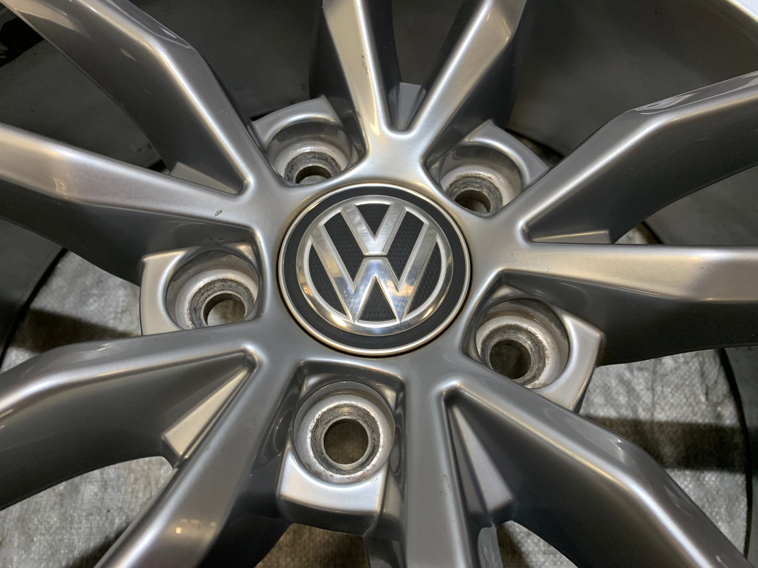 *DAMAGED* 2015-2017 Volkswagen MK7 Golf R 19" Pretoria Wheel Rim / M7R03 - Image 11
