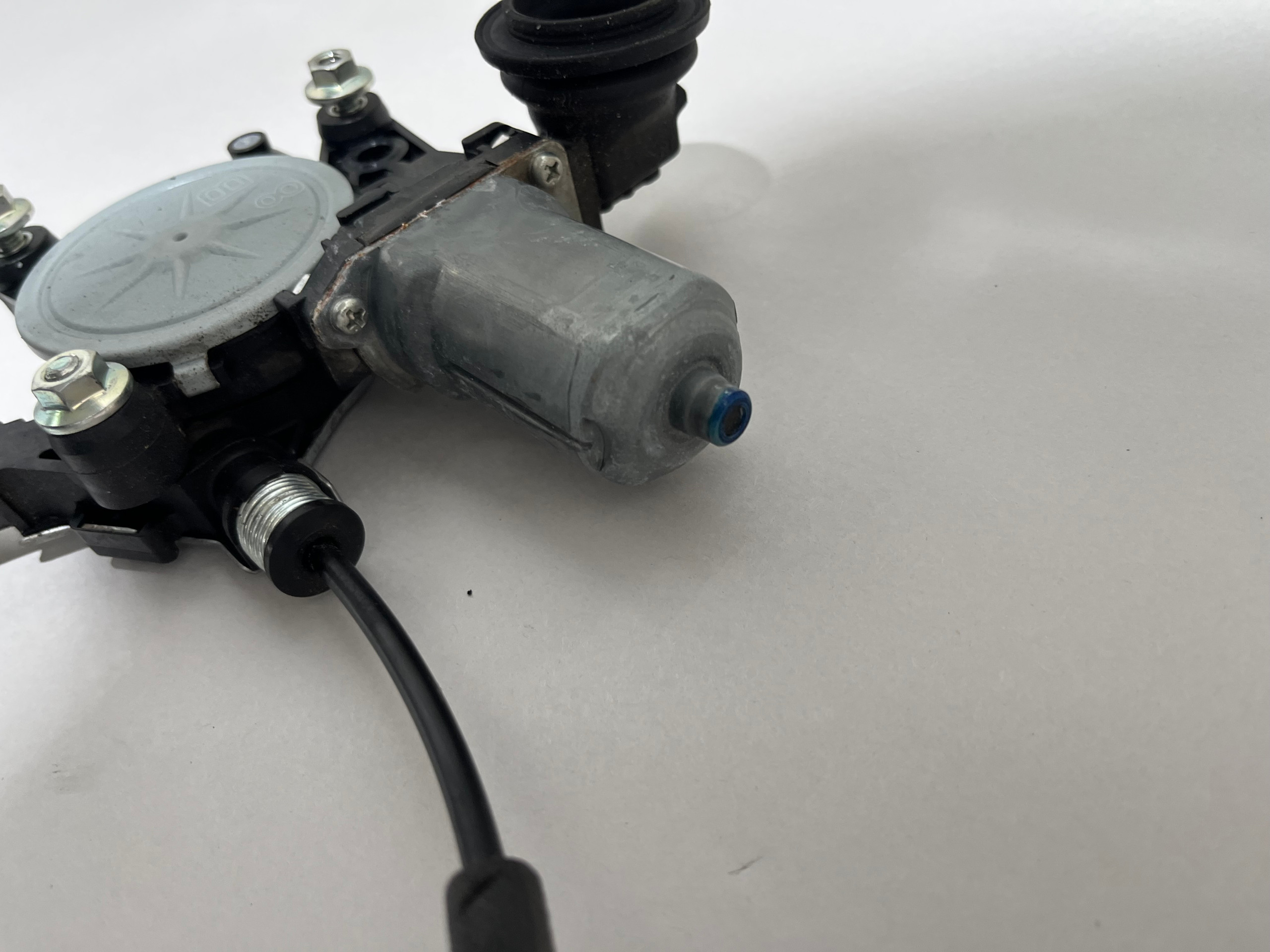 2017-2020 Fiat 124 Spider Passenger Side Window Regulator w/ Motor / FD030 - Image 15