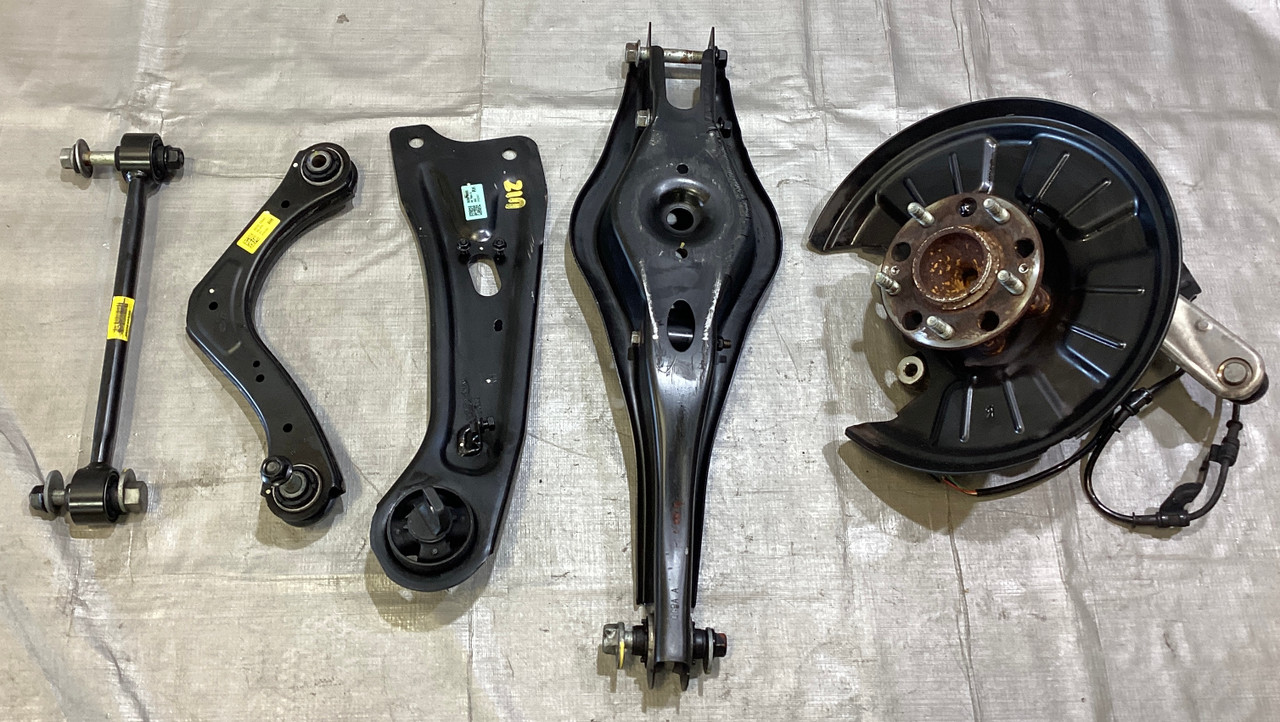 2019-2022 Hyundai Veloster N Passenger Rear Trailing Arm Knee w/ Hub / 34K HV009