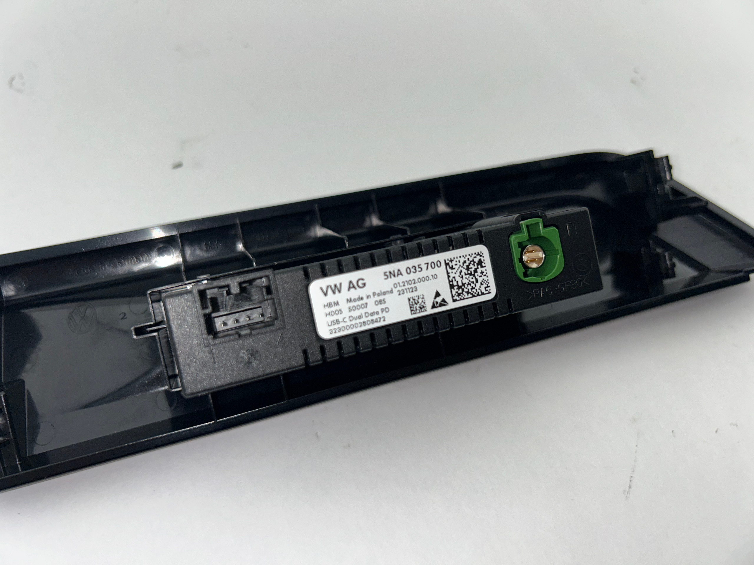 2022-2024 Volkswagen MK8 GTI OEM Console USB Type-C Ports / 5NA035700 - Image 4